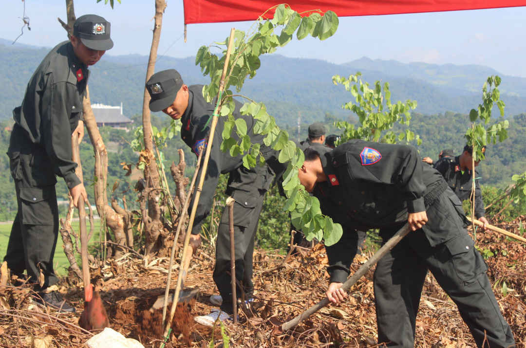 Chiến sĩ Trung đoàn Cảnh sát cơ động Tây Bắc hỗ trợ trồng cây 