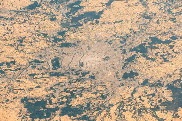 Bức ảnh của Cơ quan Vũ trụ Châu Âu do nhà du hành vũ trụ người Đức Alexander Gerst chụp cho thấy việc hình thành sông Seine đang đi qua các vùng bị ảnh hưởng bởi hạn hán trên khắp Paris và vùng Paris