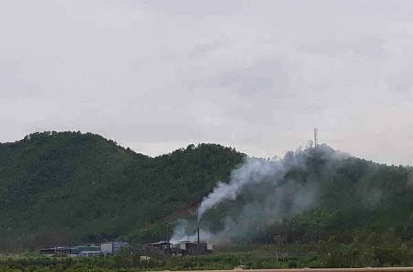 Dù UBND tỉnh Nghệ An yêu cầu lò đốt rác không được đốt vào những ngày mưa, tiết trời âm u nhưng đơn vị này vẫn không chấp hành (ảnh chụp ngày 30/8/2018)