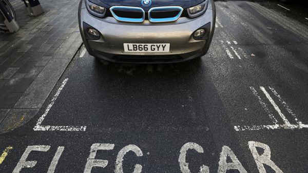 Một chiếc xe hơi đang đậu tại trạm sạc bình cho xe điện ở London, Anh vào ngày 6/3/2018. Ảnh: Reuters / Simon Dawson