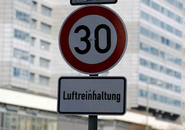 Một biển báo giao thông giảm tốc độ tại phố Leipziger để giúp giảm ô nhiễm không khí ở Berlin, Đức vào ngày 11/4/2018. Ảnh: Reuters / Fabrizio Bensch