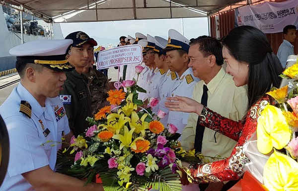Sĩ quan, thủy thủ Hàn Quốc chào xã giao lực lượng đón tiếp tại cảng Tiên Sa