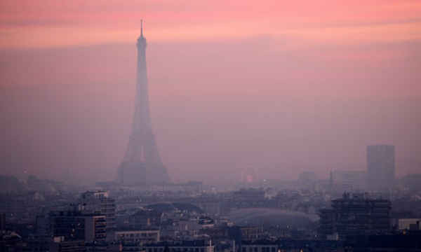 Tháp Eiffel bị bao trùm bởi không khí ô nhiễm ở Paris, Pháp. Ảnh: Chesnot / Getty Images