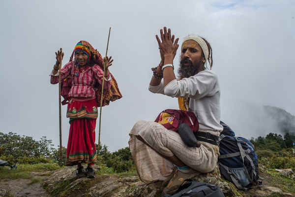 Những người hành hương Hindu nghỉ ngơi trong chuyến đi đến Vườn Quốc gia Langtang. Ảnh: Nabin Baral