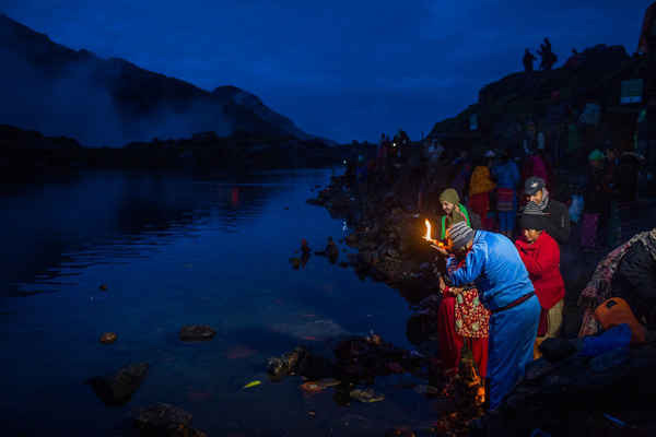 Vào lúc bình minh rạng đông vào ngày trăng tròn, người Hindu và Phật tử hành hương thờ cúng nước hồ Gosaikunda vào ngày 26/8/2018. Ảnh: Nabin Baral