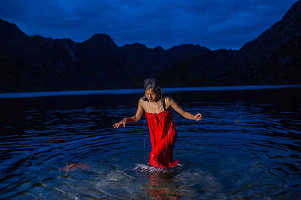 Một người hành hương vừa ngâm mình trong hồ nước linh thiêng. Ảnh: Nabin Baral