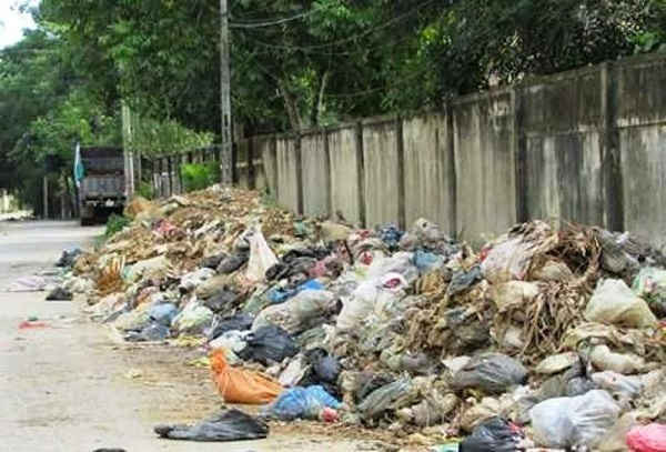 Tình trạng “tắc nghẽn” rác thải lâu nay ở Hương Khê rất cần lối thoát đảm bảo vệ sinh môi trường, cảnh quan