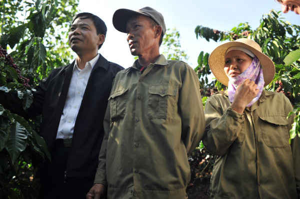 Bà Đỗ Thị Hiền, nông dân sản xuất giỏi trong chương trình Nescafe Plan đang cùng chồng giới thiệu vườn cà phê năng suất cao cho Bộ trưởng Bộ NN&PTNT Nguyễn Xuân Cường Tại WEF ASEAN, Đánh giá việc thực hiện Sáng kiến “Tầm nh