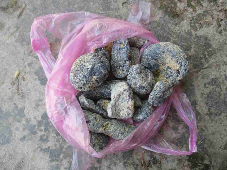 Loại đá đen này có giá bán là 420.000 đồng/kg