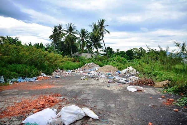 Rác tràn ngập tại nhiều khu đất trống, khiến tình trạng ô nhiễm môi trường kéo dài