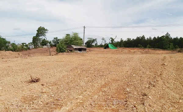 Khu vực đất rộng lớn, trong đó có ngôi mộ vợ vua Nguyễn bị san phẳng để làm bãi đậu xe