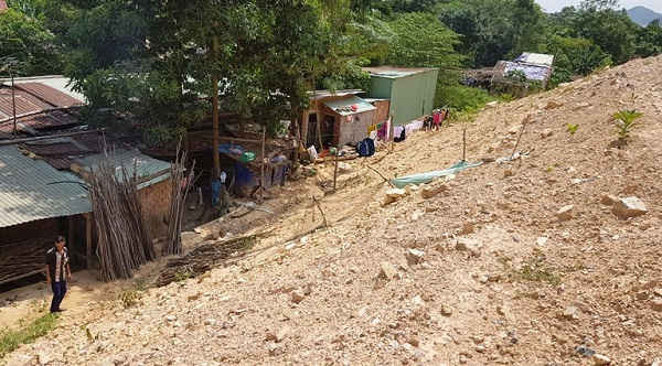 Cứ mưa xuống là bùn đất từ taluy đường cao gốc La Sơn-Túy Loan tràn vào nhà dân