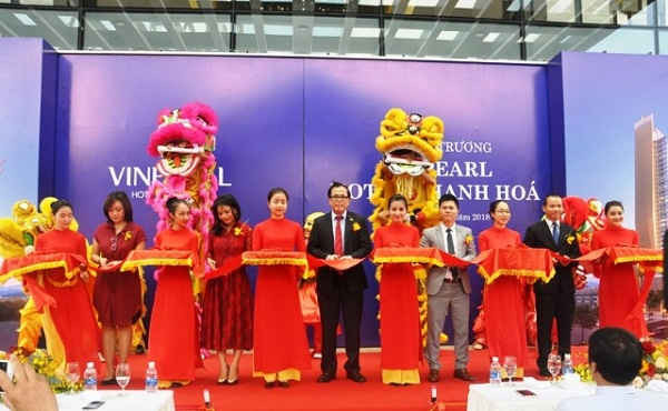 Lãnh đạo Công ty cổ phần Vinpearl và các đại biểu cắt băng khai trương Vinpearl Hotel Thanh Hóa.