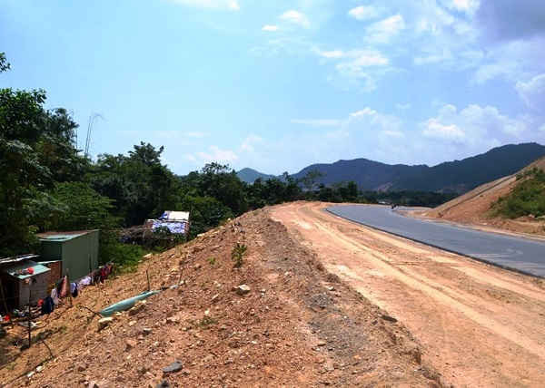 Dự án đường cao tốc La Sơn - Túy Loan qua Trung tâm xã Hòa Bắc chưa thể kè taluy và làm hệ thống rãnh thoát nước vì còn vướng các hộ dân đang sống tạm