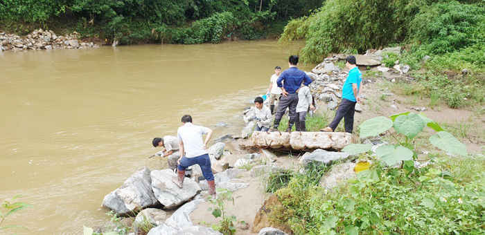 UBND tỉnh Lào Cai yêu câu sở TN&MT thường xuyên lấy mẫu nước để quan trắc mức độ ảnh hưởng do sự cố vỡ hồ chứa nước thải của Công ty DAP số 2