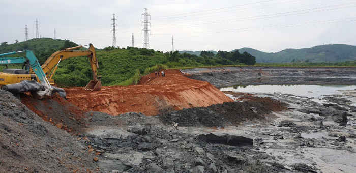 cơ quan chức năng tỉnh Lào Cai đã kịp thời xử lý xự cố bằng vôi bột nhằm giảm thiểu ô nhiễm môi trường và sức khỏe của người dân