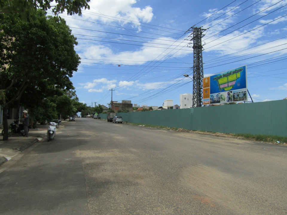 Công ty CP Việt Thành dựng rào bao quanh khu đất 02 Trần Phú, TP. Tuy Hòa