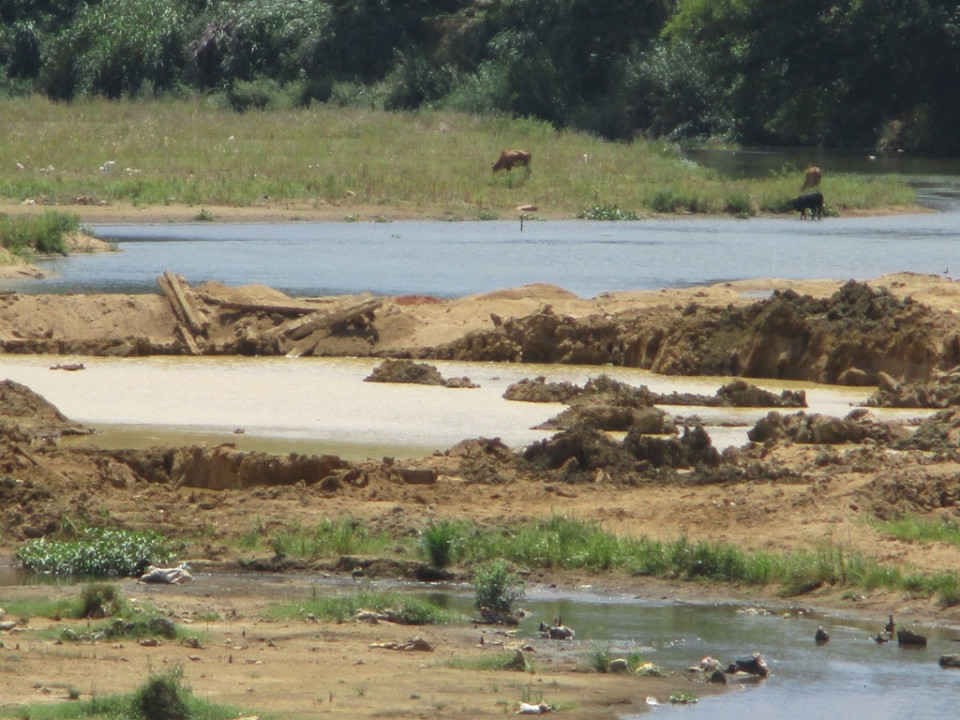 Công ty TNHH Tín Đại Lộc không khai thác đúng vật liệu được cấp phép mà đào hố sâu, moi lấy đất sét dưới khu vực sông Kim Sơn ở thôn Thế Thạnh làm sạt lở nghiêm trọng hai bên bờ sông