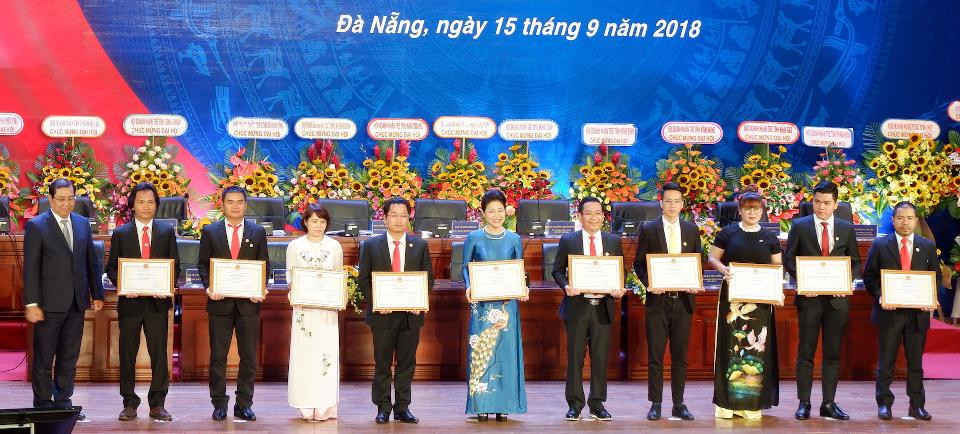 Ông Huỳnh Đức Thơ trao bằng khen cho các doanh nhân trẻ tiêu biểu TP. Đà Nẵng