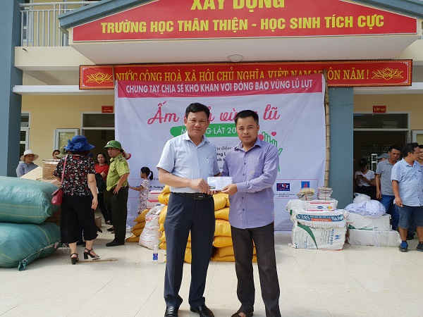 Nguyễn Văn Thi, Trưởng Ban Quản lý KKT Nghi Sơn và các KCN tỉnh Thanh Hóa trao 20 triệu đồng cho quỹ khuyến học xã Nhi Sơn