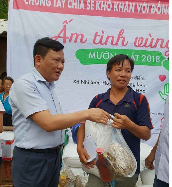 Nguyễn Văn Thi trao quà