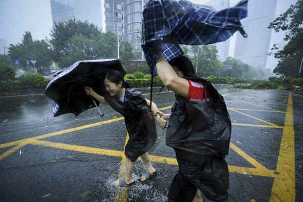 Người dân chống chọi với gió lớn ở Thâm Quyến, miền Nam Trung Quốc. Ảnh: Mao Siqian / AP
