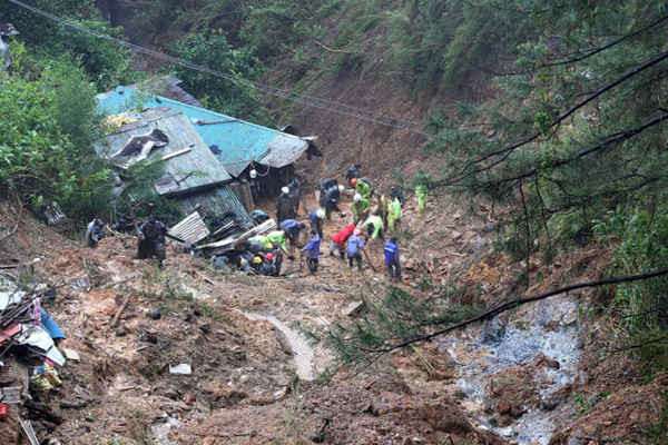 Lực lượng cứu hộ tìm kiếm 3 người mất tích đã bị chôn vùi bởi lở đất tại Balacbac ở Philippines. Ảnh: EPA