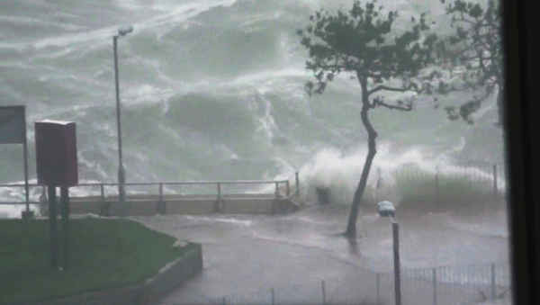 Sóng ập vào bờ gần đường dọc bờ sông Hung Hom và Cầu tàu phà Hung Hom trong siêu bão Mangkhut ở Hồng Kông, Trung Quốc vào ngày 16/9/2018