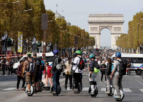 Xe đạp một bánh monowheel trên đại lộ Champs Élysées. Ảnh: Francois Guillot / AFP / Getty Images