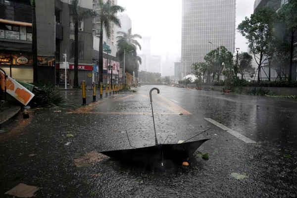 Hình ảnh một chiếc ô bị hỏng trên đường sau mưa lớn do siêu bão Mangkhut đổ bộ đất liền ở thành phố Thâm Quyến, tỉnh Quảng Đông, Trung Quốc vào ngày 16/9/2018