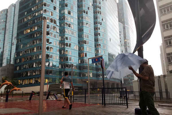 Cửa sổ tòa tháp văn phòng One Harbourfront vỡ nát sau siêu bão Mangkhut ở Hồng Kông, Trung Quốc