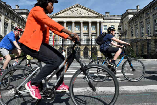 Hơn 30 thành phố và thị trấn trên khắp nước Bỉ cũng đang quan tâm đến chiến dịch “Ngày Chủ nhật không có xe hơi”. Ảnh: Eric Vidal / Reuters