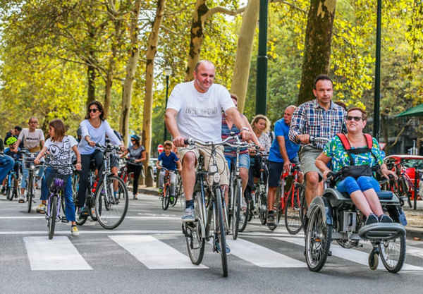 Những người đi xe đạp ở Brussels. Ảnh: Stephanie Lecocq / EPA