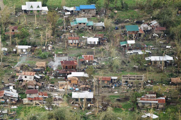 Ảnh chụp từ trên không cho thấy những ngôi nhà bị phá hủy ở Tuguegarao ở Philippines. Ảnh: Ted Aljibe / AFP / Getty Images
