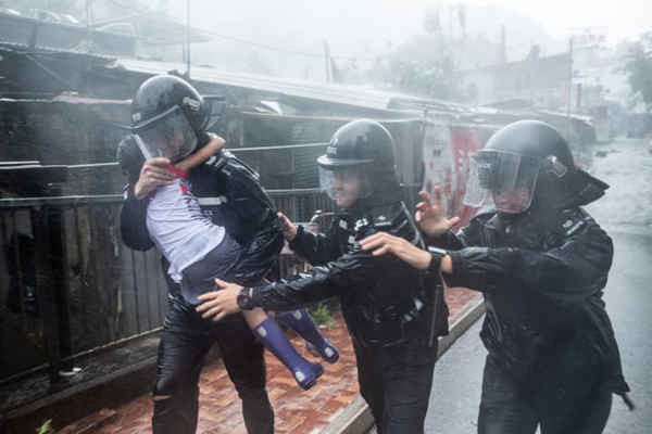 Nhân viên cảnh sát cứu một bé gái ra khỏi trường học bị sụp đổ ở Hồng Kông, Trung Quốc. Ảnh: Lam Yik Fei / Getty Images