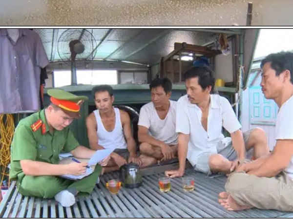 Công an huyện Vĩnh Lộc lập biên bản 4 thuyền khai thác cát trái phép
