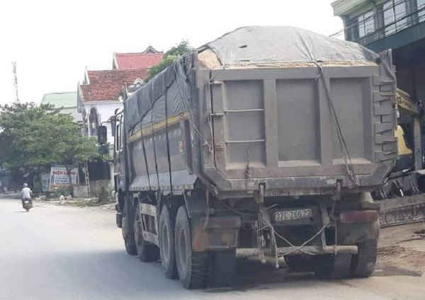 Một chiếc xe đầu kéo chở cát khác đi trê QL 48, đoạn qua xã Quỳnh Châu, huyện Quỳnh Lưu