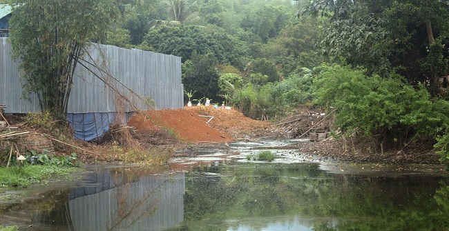 Tình trạng ô nhiễm môi trường do chăn nuôi vẫn còn xảy ra. Trong ảnh: Cơ sở chăn nuôi lợn gây ô nhiễm môi trường tại xã Thanh An, huyện Điện Biên