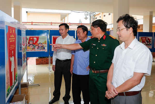 Các đại biểu dự Hội thảo tham quan triển lãm tranh cổ động kỷ niệm 60 năm Bác Hồ thăm Yên Bái