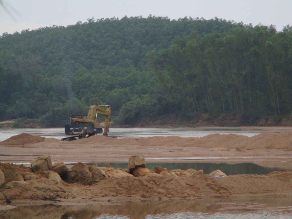 Hoạt động khai thác cát trên sông Hà Thanh ở huyện Vân Canh 