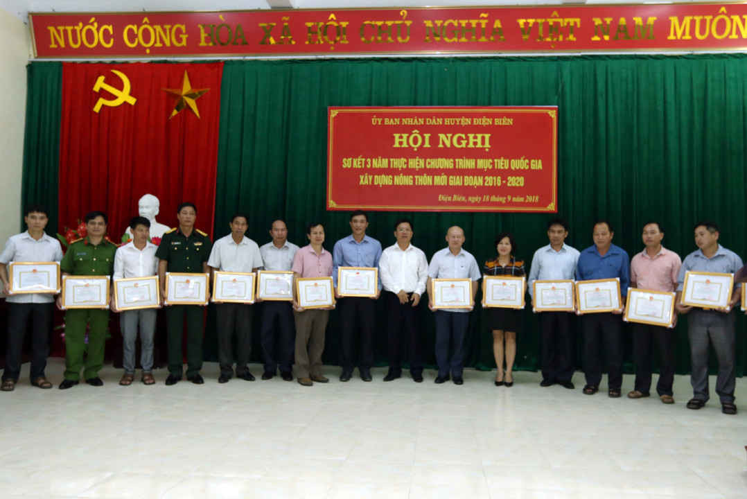 UBND huyện Điện Biên tặng Giấy khen cho 45 tập thể và 70 cá nhân có thành tích xuất sắc trong xây dựng NTM giai đoạn 2016 - 2020