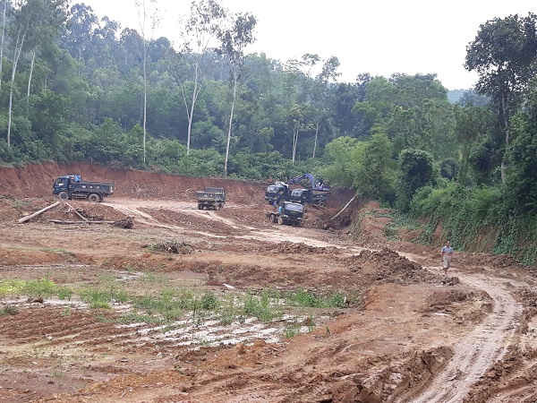 Tại thôn Gò La, xã Thạch Bình tình trạng khai thác đất trái phép diễn ra công khai, rầm rộ.