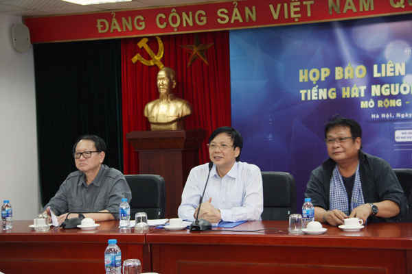 Nhà báo Hồ Quang Lợi (ở giữa), Nhạc sĩ Đức Trịnh (bên trái) và Đạo diễn Lê Thụy (bên phải) chủ trì buổi họp báo