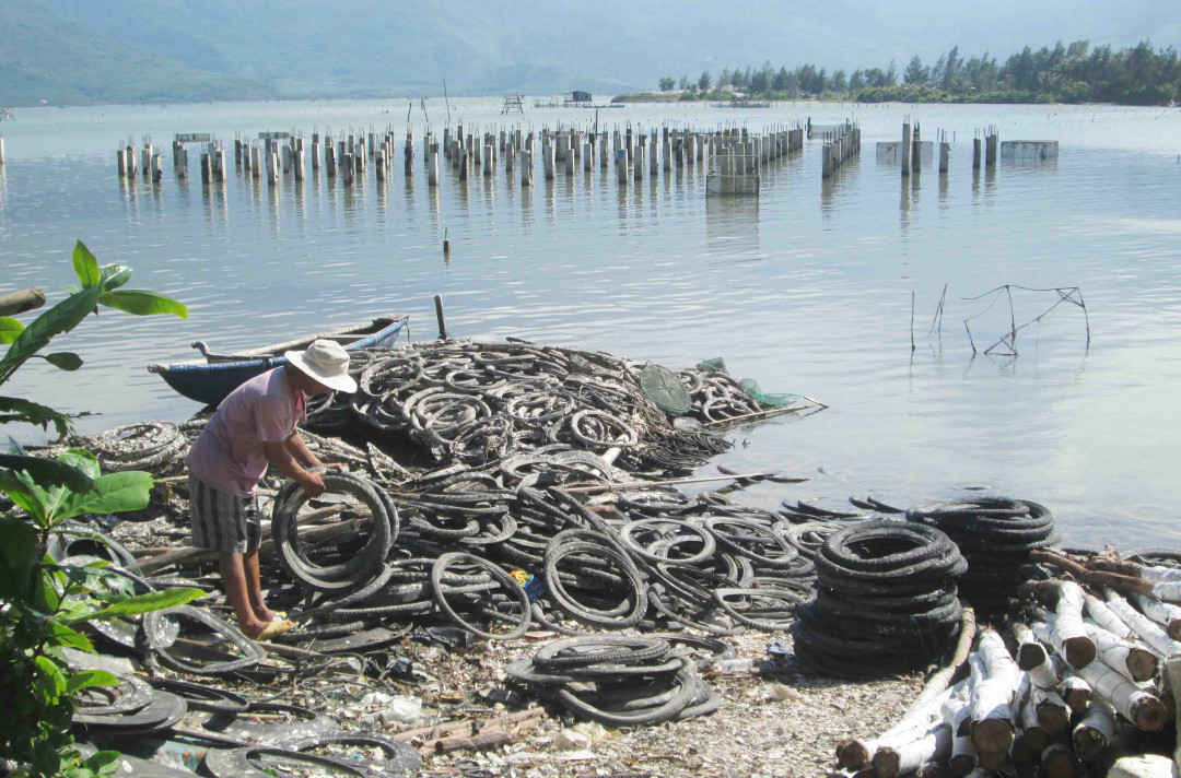 Người dân nuôi hàu bằng lốp xe làm ô nhiễm nguồn nước ở đầm