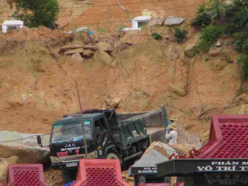 Công ty TNHH SX-TM-DV Như Ý ngang nhiên lấy đá tại mỏ đá Công ty TNHH Quang Thuận khai thác chở ra ngoài đường QL1A