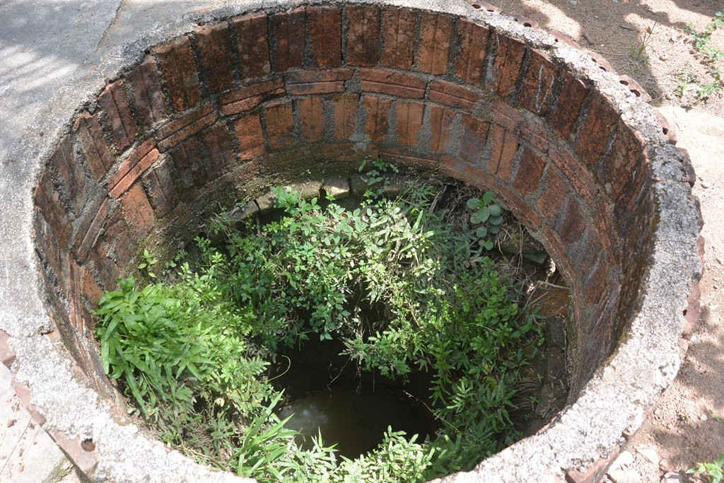 Người dân phải bỏ hoang các giếng nước, không dám sử dụng vì lo sợ ô nhiễm nguồn nước ngầm