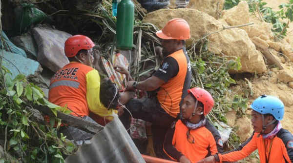Lực lượng cứu hộ cứu thoát một người sống sót từ đống đổ nát sau vụ lở đất ở Thành phố Naga, Cebu, Philippines vào ngày 20/9/2018. Ảnh: Reuters / Stringer