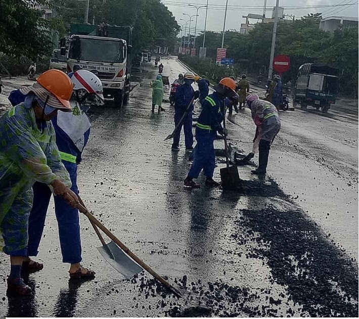 Một lượng lớn đá 1x2 vương vãi dọc theo tuyến đường Nguyễn Lương Bằng rất mất an toàn cho phương tiện tham gia giao thông