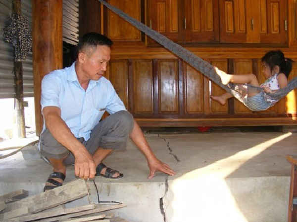 Móng căn nhà mới làm của ông Trần Ngọc Định bị nứt toác