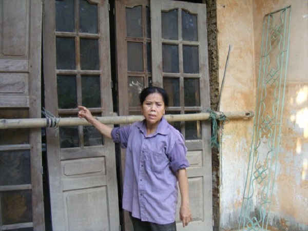 Ngôi nhà của bà Nguyễn Thị Tâm bị hư hỏng nặng, phải đi ở nhà nhà hàng xóm